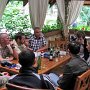 Taktikai megbeszélés a Dzsungel teraszán.