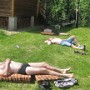 Az apukák feszülten felügyelik a gyerekeket