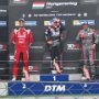 És a második futam dobogója: Tassi Attila (1, Honda), Pepe Oriola (2, Seat), Jens Reno Møller (3, Honda), és Michelisz Norbi, mint a győztes csapat képviselője.