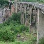 Első montenegrói megállónk: a Tara folyó kanyonján átívelő híd. Az úttest 172 méterrel (!) halad a folyó felett.