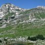 Tipikus durmitori panoráma: tengerszem (összesen 18 található a park területén), és kopár, helyenként még havas hegyoldalak.