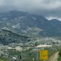 Már Montenegróban, útban durmitori szállásunk fele, Žabljak-ba. A környéken az időjárás nagyon változékony, néhány km vagy néhány perc különbséggel lehet szikrázó napsütés vagy eső és vihar. Az utak azonban mindenhol kifogástalanok.