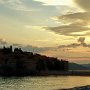 Ugyancsak Sveti Stefan, a partról, naplementében - telefonnal fényképezve. A félsziget ottjártunkkor nem volt látogatható, az előtte található strandra a belépő 50 eur...