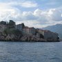 Sveti Stefan félsziget a hajóról nézve, az összes montenegrói fotóalbum kötelező eleme. Ezen a kis, a szárazfölddel csak egy homokos földnyelvvel érintkező sziklán található összes épület jelenleg egy szállodakomplexum része. Sok híresség megfordult itt, pl. Orson Welles, Elizabeth Taylor, Sophia Loren vagy Kirk Douglas.