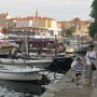 A következő kirándulás helyszíne, Budva. Budva a montenegrói tengerpart fővárosa, legismertebb része a félszigeten elterülő óváros. A képen előtérben a budvai kikötő, háttérben az óváros.