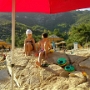 Bíborka és Tamás játszanak az Agios Ioannis öböl partján