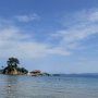 Apró sziget Ellinika csodálatos, homokkal borított strandja előtt. A szigetre át is lehet úszni, a rajta található kis templom Agios Nikolaos (Szent Miklós).