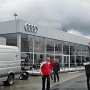 A csapatok egymás túllicitálva építik motorhome-jaikat a boxok mögött. Ez itt nem egy Audi kereskedés, csak a csapat "kirakata" a verseny ideje alatt.