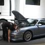 A képen látható ember csütörtök reggel a Porsche standon látható autókat takarította, itt éppen egy 911-es "csomagtartóját" suvickolja. Szép munkakör, szívesen dolgoznék helyette.